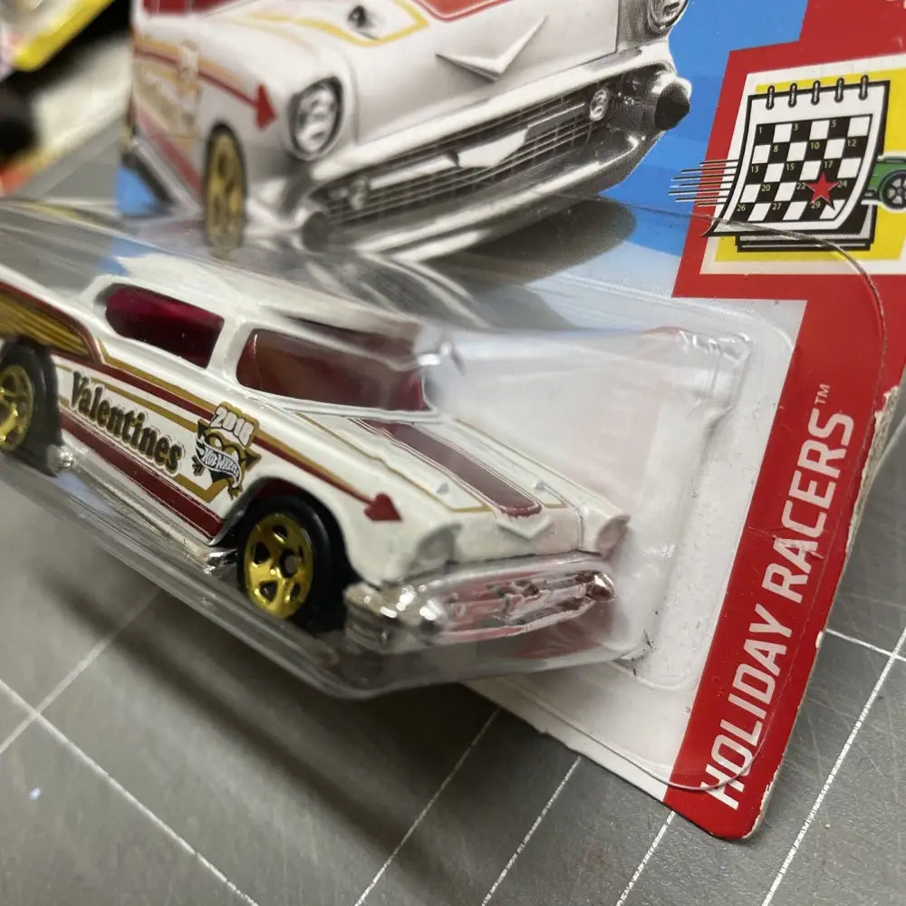 HOT WHEELS '57 CHEVY holiday racers-2018 #100 Valentines White Short Card L4